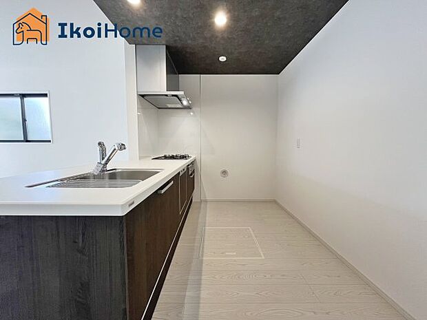 【キッチン】●施工事例●カウンターキッチンは開放的な雰囲気があり、リビングとダイニングが一体化した空間を作り出しています。