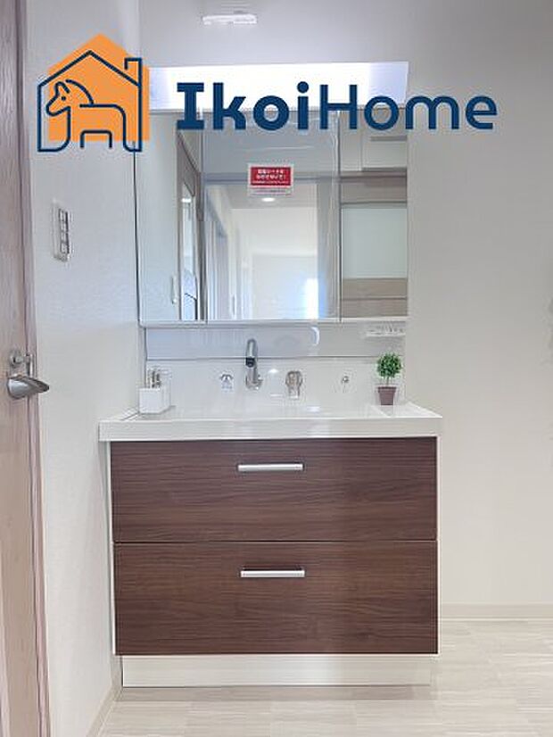 【洗面台】三面鏡で左右や後ろ髪のセットもしやすく、非常に便利です。また、鏡の後ろも収納ができるので、洗面周りもスッキリします。