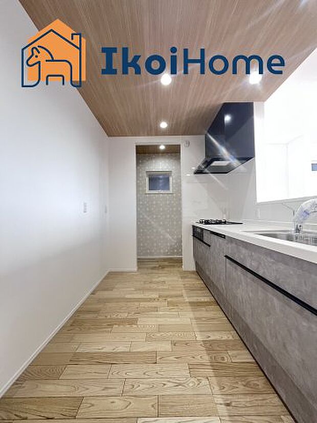 【キッチン】カウンターキッチンは開放的な雰囲気があり、リビングとダイニングが一体化した空間を作り出しています。