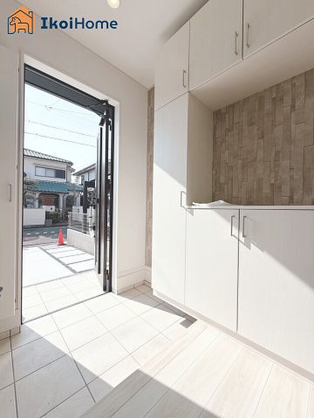 【シューズボックス】収納できる場所が多く家族が多い方、靴を集めることが好きな方、いろいろな方が便利に使うことができます。