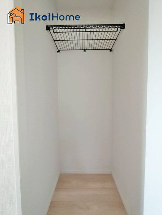 【ウォークインクローゼット】施工例 広いウォークインクローゼットはかさばりやすい衣類や大きな家電類も収納することができ、お部屋がスッキリとします。