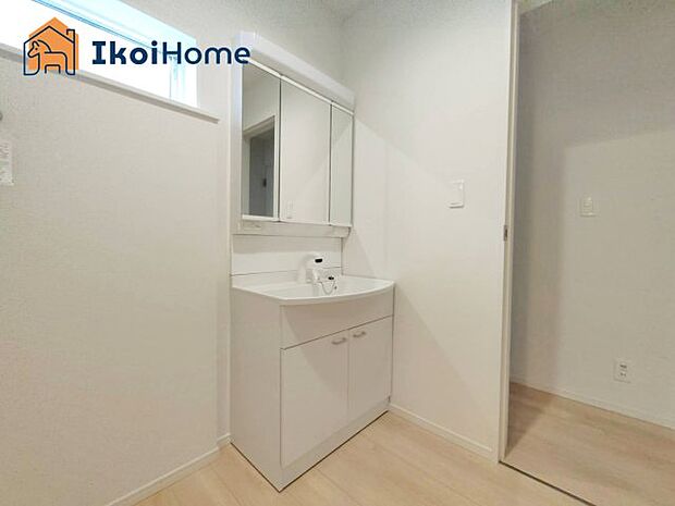 【洗面室】施工例 三面鏡で左右や後ろ髪のセットもしやすく、非常に便利です。また、鏡の後ろも収納ができるので、洗面周りもスッキリします。