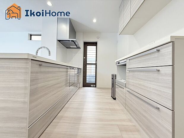 【キッチン】◆同社施工例◆カウンターキッチンは開放的な雰囲気があり、リビングとダイニングが一体化した空間を作り出しています。