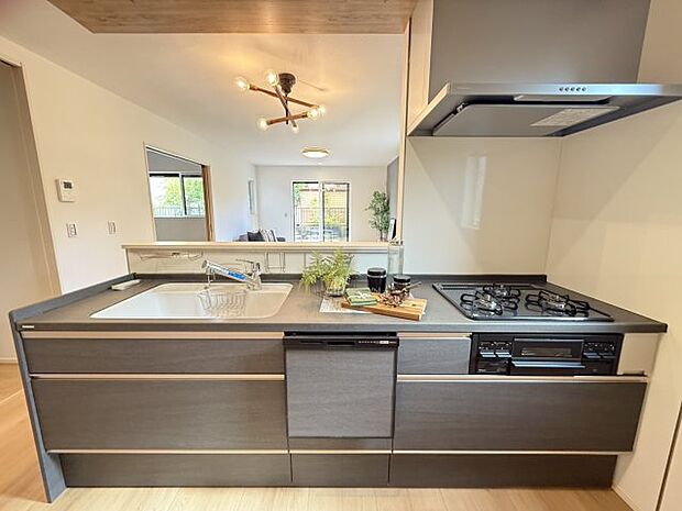 【キッチン】同社施工事例です。キッチン同色のカップボードご依頼を受けることが多いです。地震に強く、おしゃれです