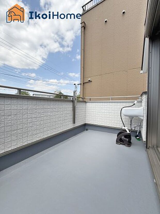 【バルコニー】◆施工例◆ゆったりとしていて広いので、たくさんのお洗濯物を干せるだけでなく、お子様との遊びスペースとしても利用できます。