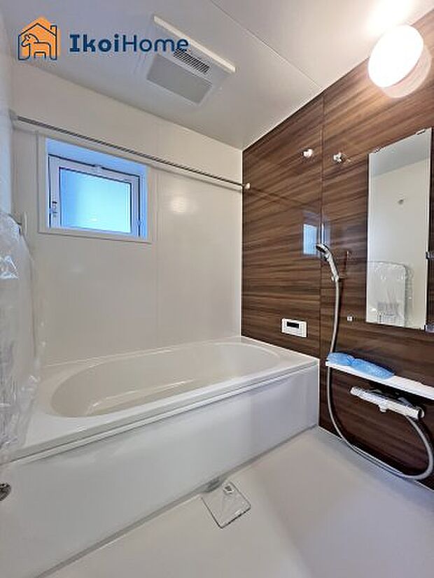 【お風呂】一般的な畳2枚分の浴室の広さになっています。お子様と一緒に入っても狭くありません。