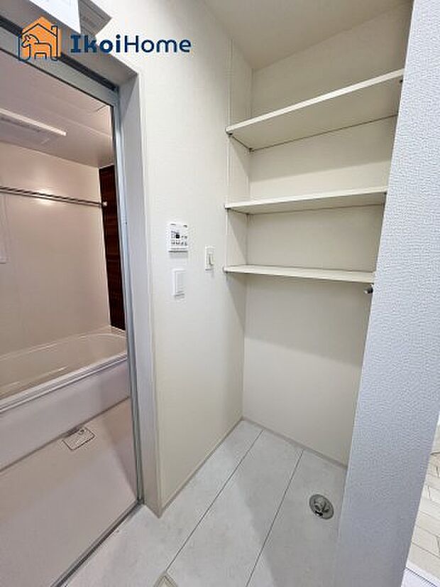 【クローゼット】あえて扉を付けないことにより解放感がありお部屋がより広く見えるほか、扉の開け閉めをしなくても衣類等を取り出せるので楽ちんです。