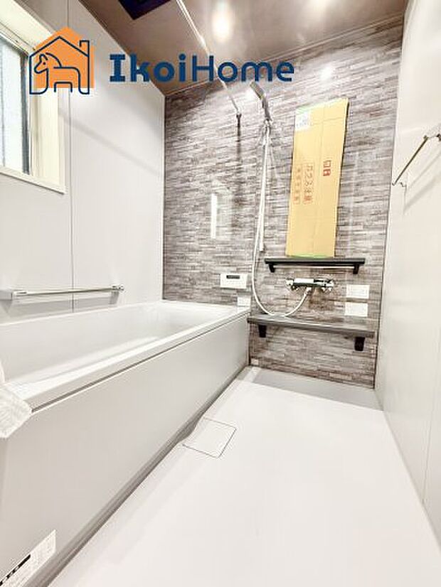 【お風呂】一般的な畳2枚分の浴室の広さになっています。お子様と一緒に入っても狭くありません。