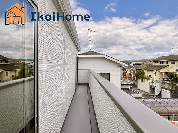 【バルコニー】屋根がないですがバルコニー屋根は約8万円から設置することも可能です。