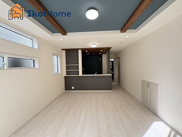 【居間・リビング】【ホームページに現地動画掲載中】●年中無休：当日予約可●リビングにはおしゃれな折り上げ天井を採用！