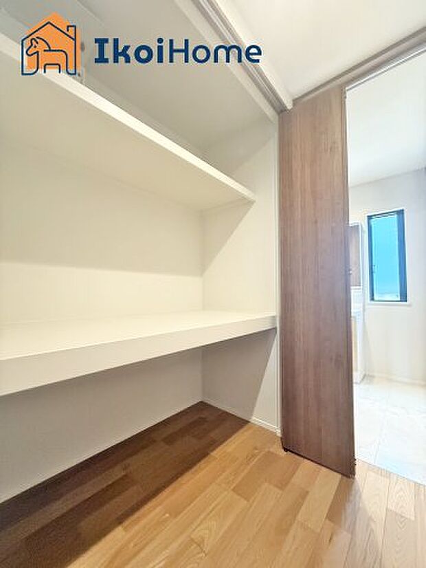 【ウォークインクローゼット】●施工事例●広いウォークインクローゼットはかさばりやすい衣類や大きな家電類も収納することができ、お部屋がスッキリとします。