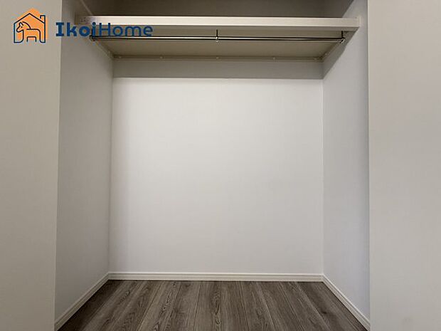 【ウォークインクローゼット】あえて扉を付けないことにより解放感がありお部屋がより広く見えるほか、扉の開け閉めをしなくても衣類等を取り出せるので楽ちんです。