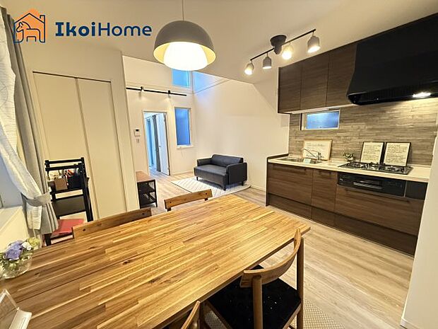 【キッチン】配膳がしやすく、水羽や油跳ねを防止することができるのでキッチンのお掃除も楽ちんです。