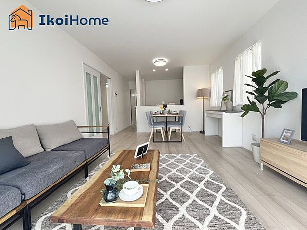 【居間・リビング】◆同社施工例◆リビングは長方形で家具を配置しやすい間取りとなっております。