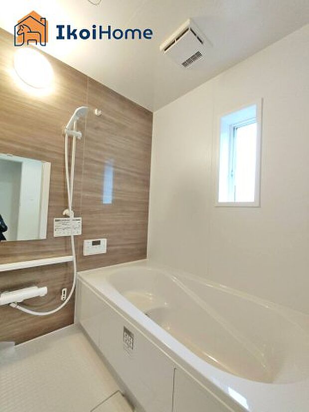 【風呂】◆同社施工例◆小窓があり換気良好の浴室です。清潔な空間を保てます。