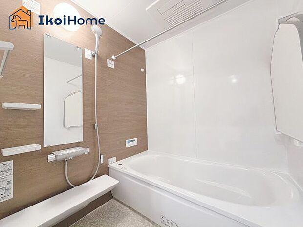 【お風呂】一般的な畳2枚分の浴室の広さになっています。お子様と一緒に入っても狭くありません。