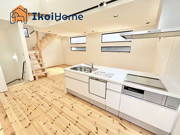 【キッチン】カウンターキッチンは開放的な雰囲気があり、リビングとダイニングが一体化した空間を作り出しています。