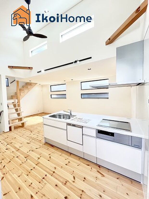 【コンロ】IHは平らな構造の為、普段のお手入れが簡単で、炎が燃え広がるような心配も少ないです。