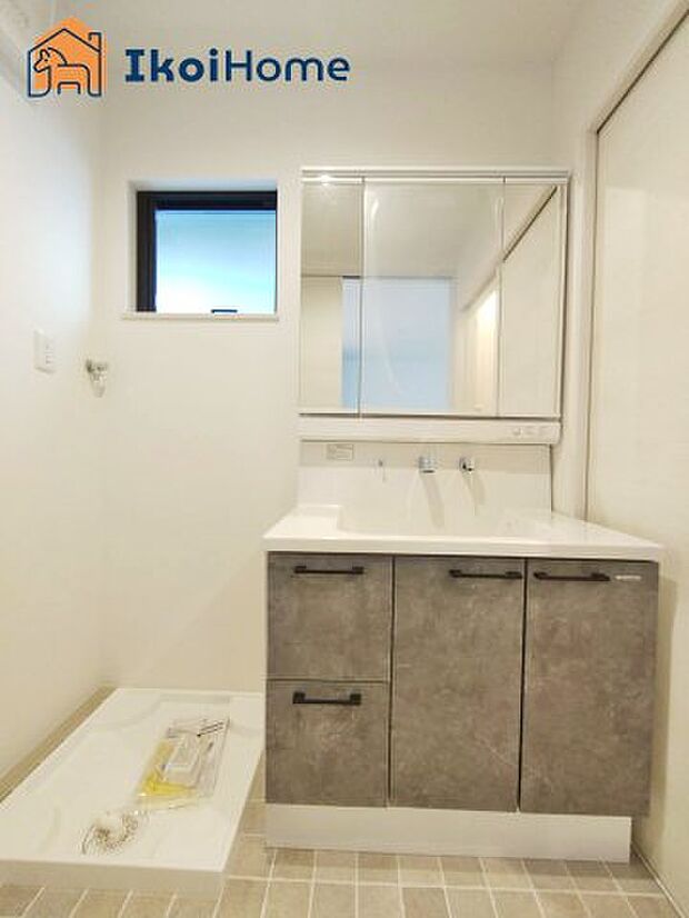 【洗面台】◆施工例◆三面鏡で左右や後ろ髪のセットもしやすく、非常に便利です。また、鏡の後ろも収納ができるので、洗面周りもスッキリします。