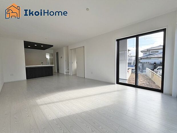 【居間・リビング】◆同社施工例◆広々としたLDKは開放感があり、大型家具を設置しても圧迫感がありません。