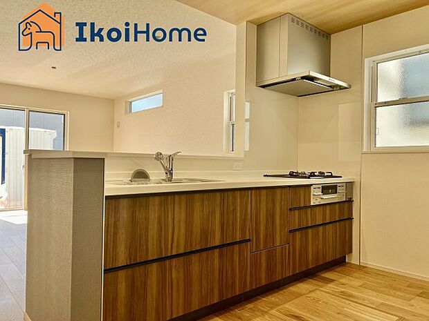 【キッチン】カウンターキッチンは開放的な雰囲気があり、リビングとダイニングが一体化した空間を作り出しています。