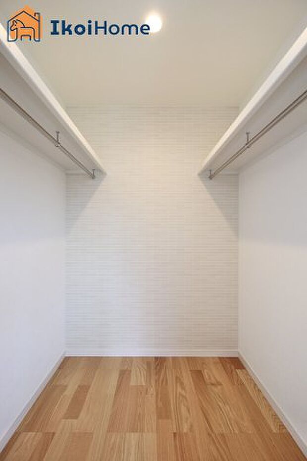 【ウォークインクローゼット】広いウォークインクローゼットはかさばりやすい衣類や大きな家電類も収納することができ、お部屋がスッキリとします。