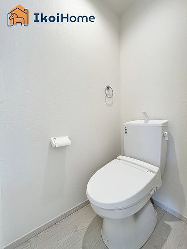 【トイレ】トイレには温水洗浄便座機能付きで、冬も便座が冷たくないので腰冷えを避けられます。