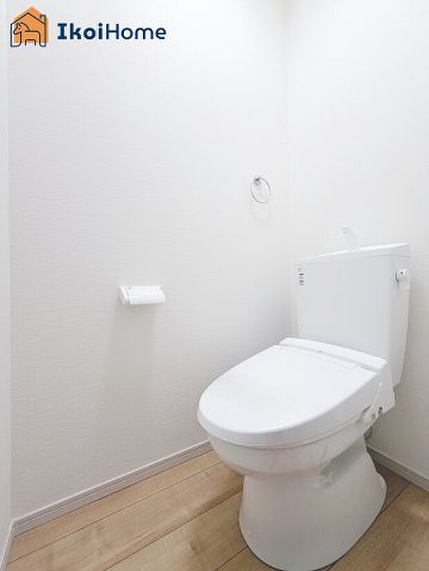 【トイレ】トイレには温水洗浄便座機能付きで、冬も便座が冷たくないので腰冷えを避けられます。