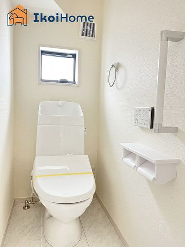 【トイレ】●同社施工例●トイレには温水洗浄便座機能付きで、冬も便座が冷たくないので腰冷えを避けられます。