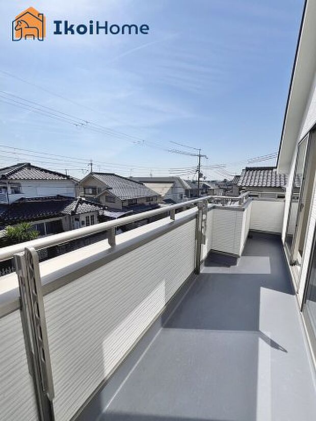 【バルコニー】【施工例】屋根がないですがバルコニー屋根は約8万円から設置することも可能です。