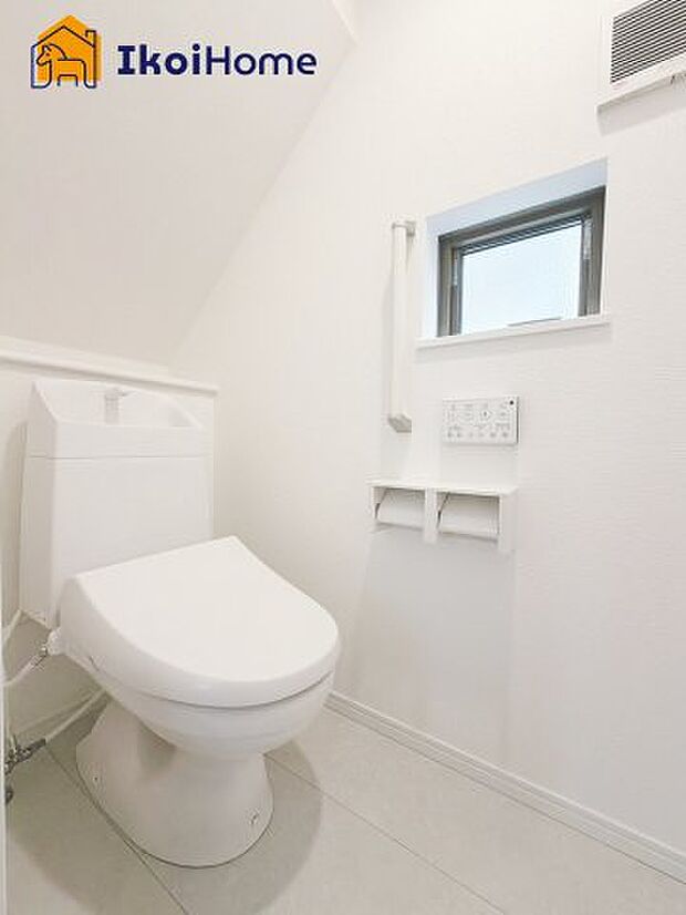 【トイレ】トイレには温水洗浄便座機能付きで、冬も便座が冷たくないので腰冷えを避けられます。