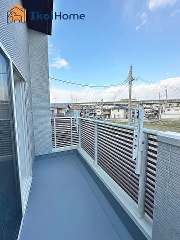 【バルコニー】屋根がないですがバルコニー屋根は約8万円から設置することも可能です。