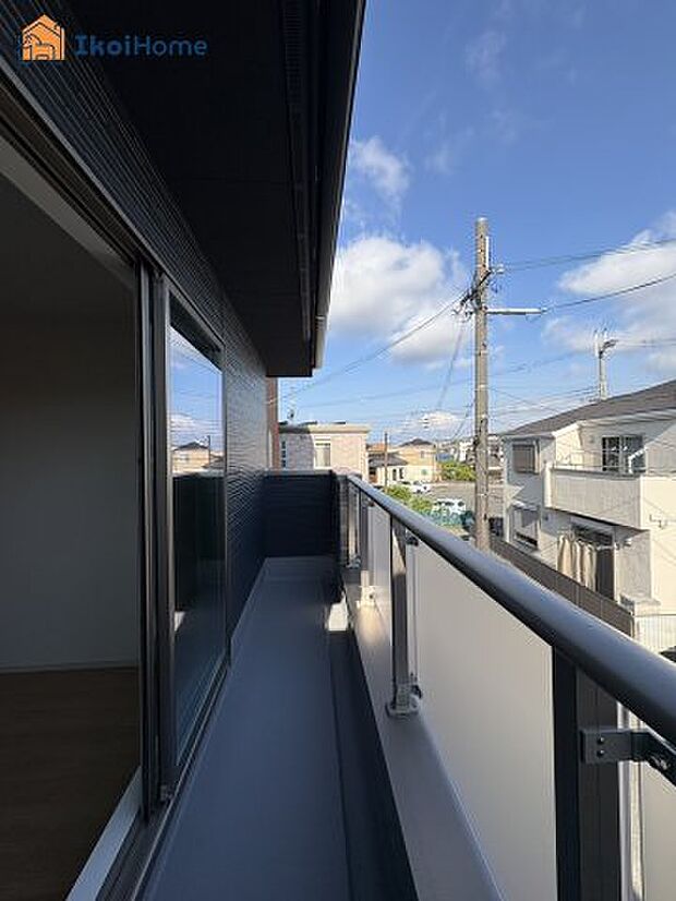 【バルコニー】屋根がないですがバルコニー屋根は約8万円から設置することも可能です。
