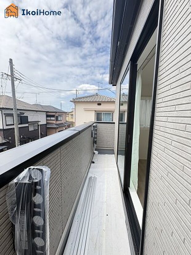 【バルコニー】屋根がないですがバルコニー屋根は約8万円から設置することも可能です。