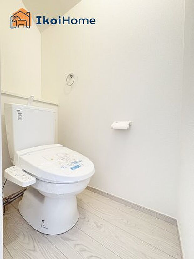 【トイレ】トイレには温水洗浄便座機能付きで、冬も便座が冷たくないので腰冷えを避けられます。
