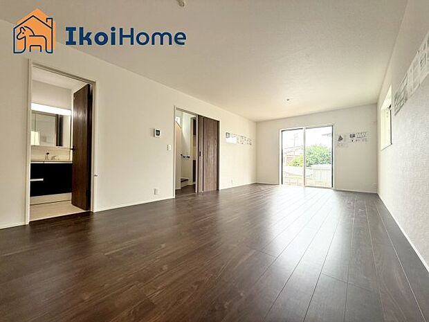 【居間・リビング】◆同仕様写真◆広々としたLDKは開放感があり、大型家具を設置しても圧迫感がありません。