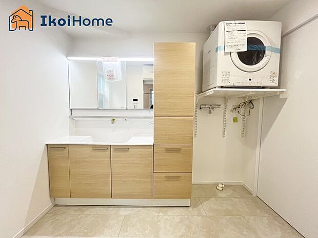 【洗面台】■施工事例■三面鏡で左右や後ろ髪のセットもしやすく、非常に便利です。また、鏡の後ろも収納ができるので、洗面周りもスッキリします。