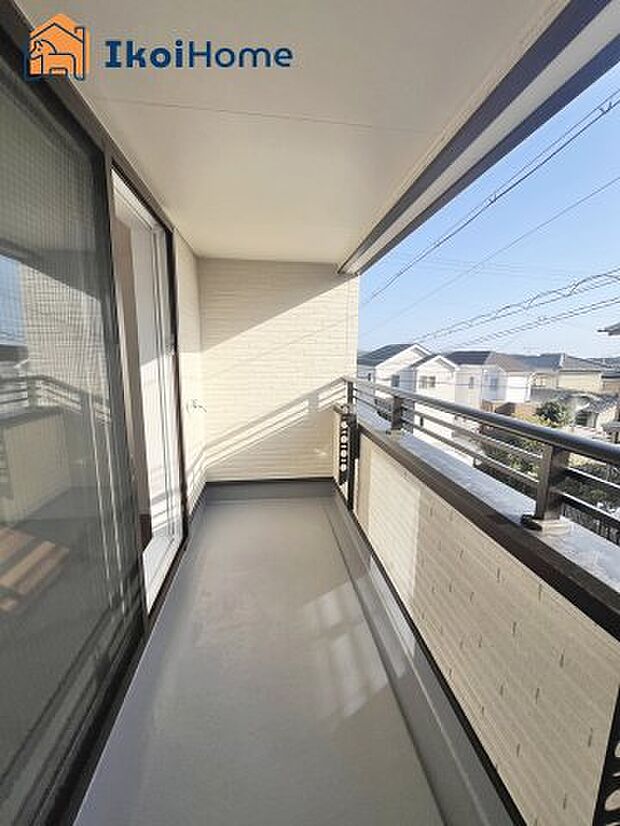 【バルコニー】■施工事例■ゆったりとしていて広いので、たくさんのお洗濯物を干せるだけでなく、お子様との遊びスペースとしても利用できます。