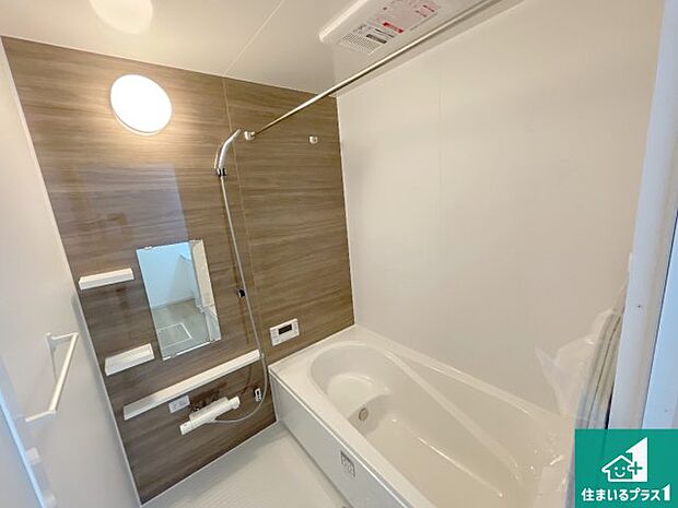 足をゆったり伸ばして寛げる浴槽です。窓が設けられていますので差し込む光が明るく穏やかな雰囲気にしてくれます♪浴室乾燥機も設置しているので、雨の日の洗濯物も安心です♪