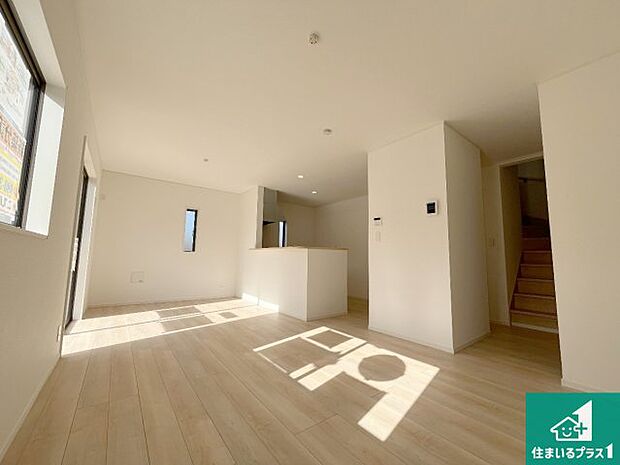 シンプルなリビングは、観葉植物等のインテリアを楽しめますね!パパ好みにも、ママ好みにも家具次第で雰囲気を変えることができます!