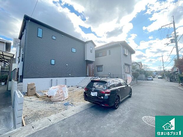 周辺は落ち着いた街並みの住宅地!子育てがしやすい住環境です!まだ未完成ですが、現地でしかわからない事もございます。是非一度ご覧ください。
