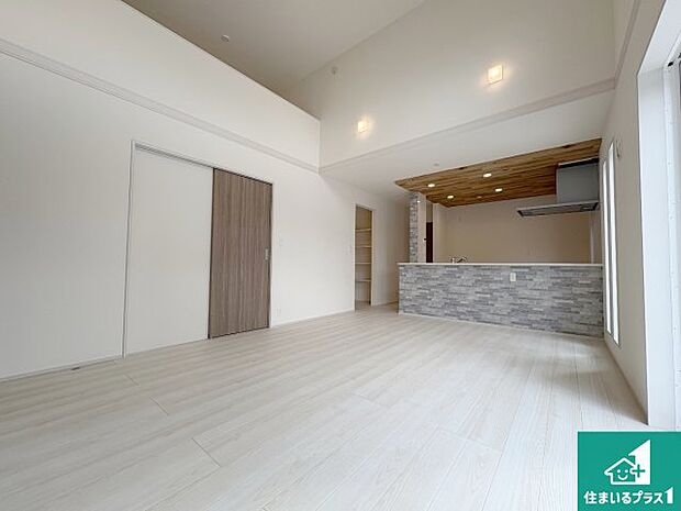 明るいリビングで朝の目覚めもスッキリできそう!対面キッチンでご家族のコミュニケーションも自然と増える設計!小さなお子様が遊ぶスペースを作っても広々とくつろげるLDK!