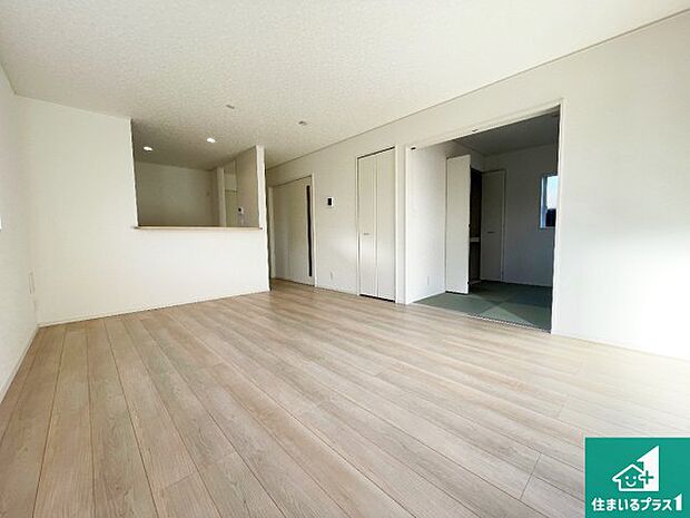 シンプルなリビングは、観葉植物等のインテリアを楽しめますね！パパ好みにも、ママ好みにも家具次第で雰囲気を変えることができます！