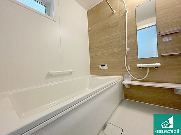 足をゆったり伸ばして寛げる浴槽です。窓が設けられていますので差し込む光が明るく穏やかな雰囲気にしてくれます♪浴室乾燥機も設置しているので、雨の日の洗濯物も安心です♪