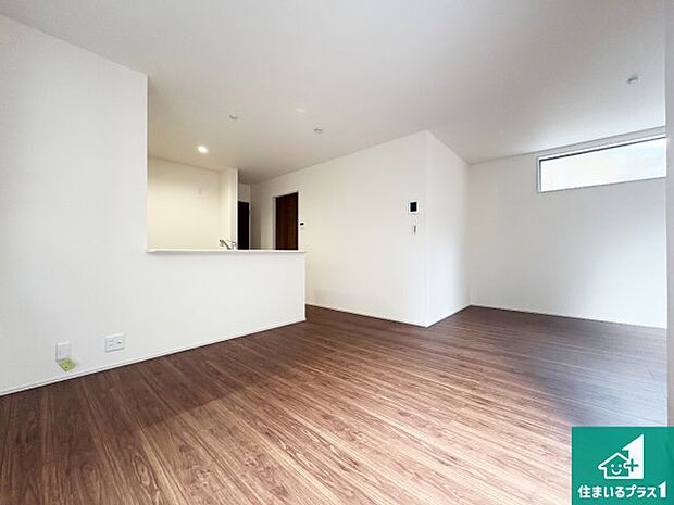 シンプルなリビングは、観葉植物等のインテリアを楽しめますね!パパ好みにも、ママ好みにも家具次第で雰囲気を変えることができます!