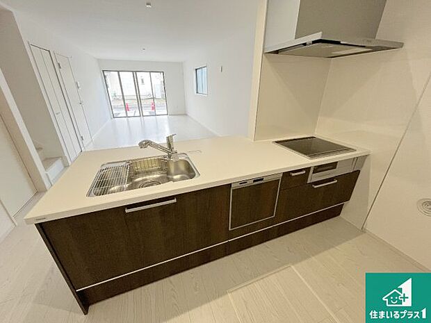 明るいリビングで朝の目覚めもスッキリできそう!対面キッチンでご家族のコミュニケーションも自然と増える設計!小さなお子様が遊ぶスペースを作っても広々とくつろげるLDK!