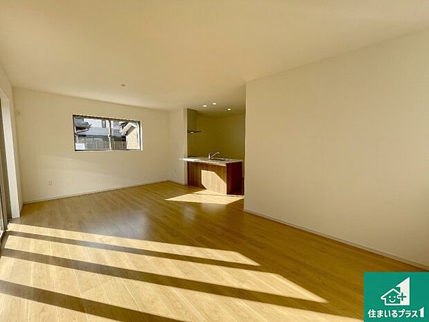 シンプルなリビングは、観葉植物等のインテリアを楽しめますね！パパ好みにも、ママ好みにも家具次第で雰囲気を変えることができます！