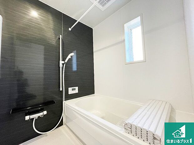 足をゆったり伸ばして寛げる浴槽です。窓が設けられていますので差し込む光が明るく穏やかな雰囲気にしてくれます♪浴室乾燥機も設置しているので、雨の日の洗濯物も安心です♪