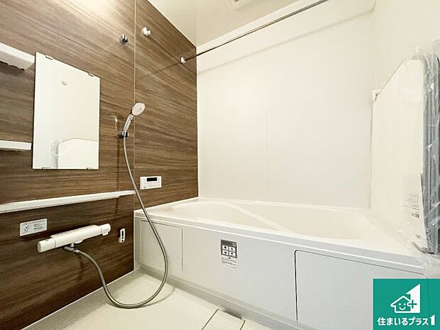 足をゆったり伸ばして寛げる浴槽です。窓が設けられていますので差し込む光が明るく穏やかな雰囲気にしてくれます♪浴室乾燥機も設置しているので、雨の日の洗濯物も安心です♪