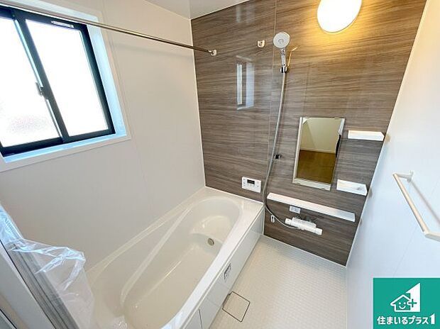 足をゆったり伸ばして寛げる浴槽です。窓が設けられていますので差し込む光が明るく穏やかな雰囲気にしてくれます♪浴室乾燥機も設置しているので、雨の日の洗濯物も安心です♪